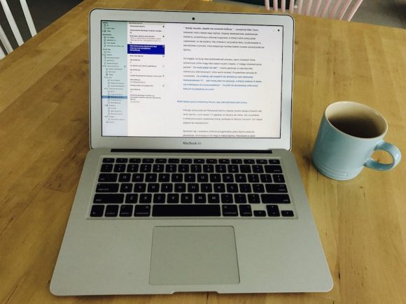 Tak to zwykle wyglądało - laptop, edytor Ulysses oraz kawa. Dużo kawy.